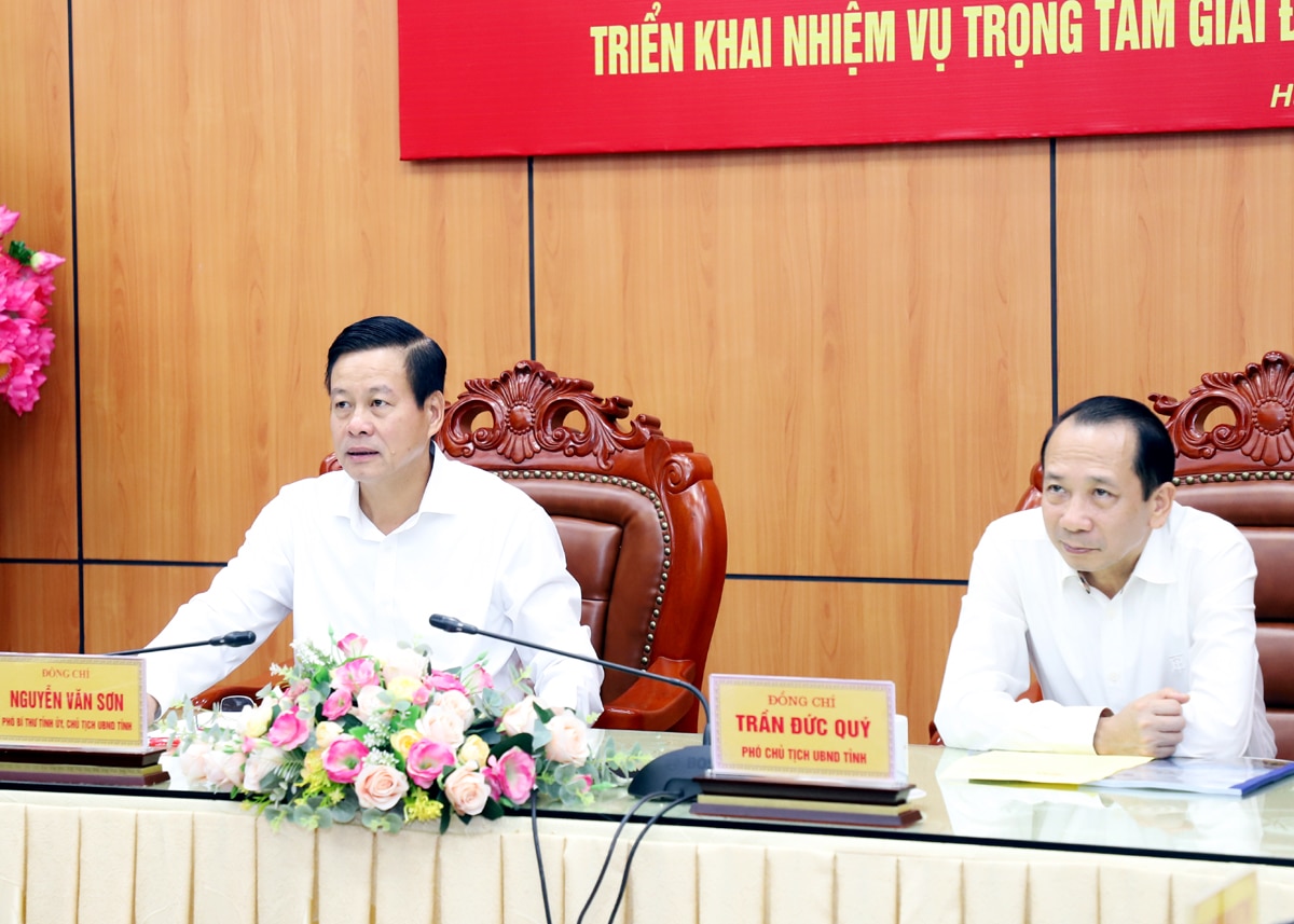 Chủ tịch UBND tỉnh Nguyễn Văn Sơn và Phó Chủ tịch UBND tỉnh Trần Đức Quý chủ trì hội nghị.