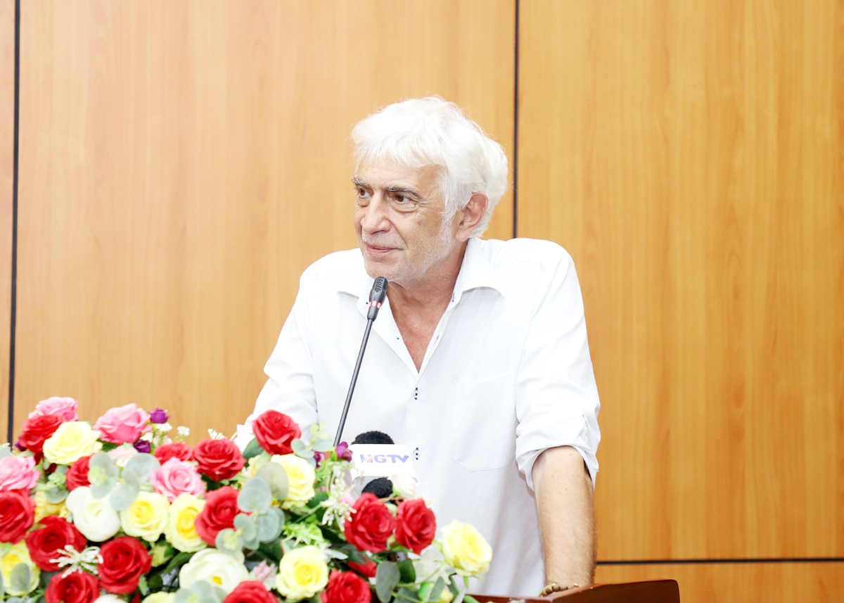 Giáo sư Guy Martini, Cố vấn cao cấp, Chủ tịch Hội đồng, Tổng Thư ký mạng lưới Công viên ĐCTC Unesco phát biểu tại hội nghị.