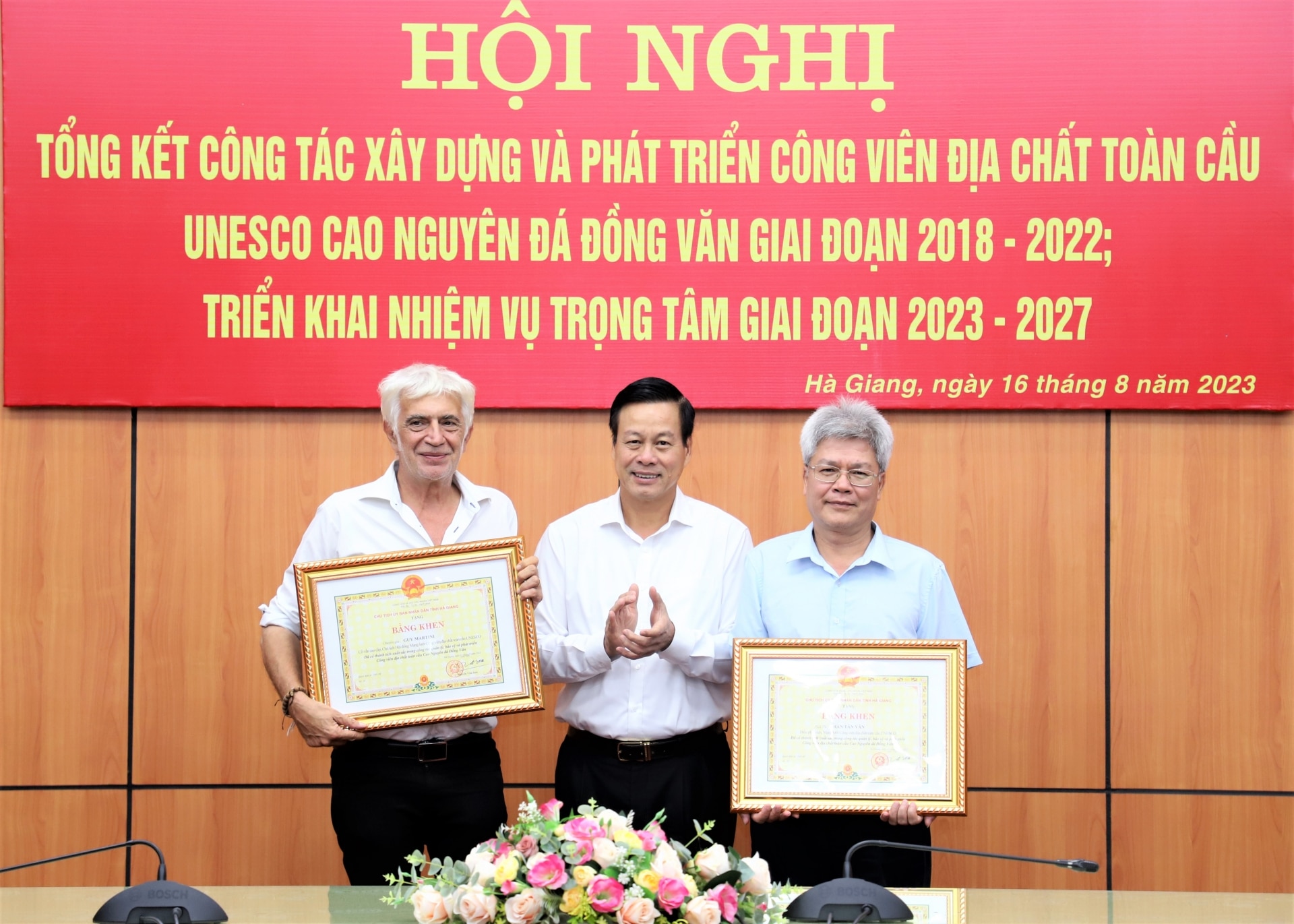 Chủ tịch UBND tỉnh Nguyễn Văn Sơn tặng Bằng khen cho Giáo sư Guy Martini và PGS.TS Trần Tân Văn.