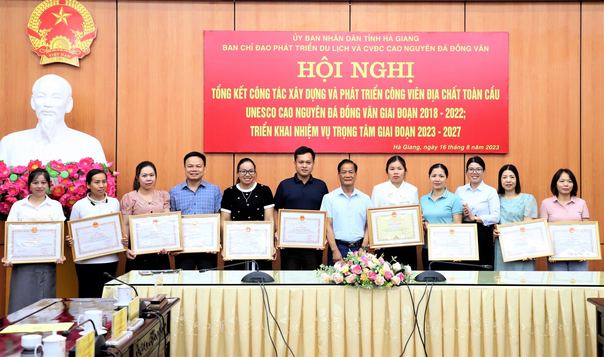 Giám đốc Sở Văn hóa, TT&DL Nguyễn Hồng Hải tặng Giấy khen cho các cá nhân.