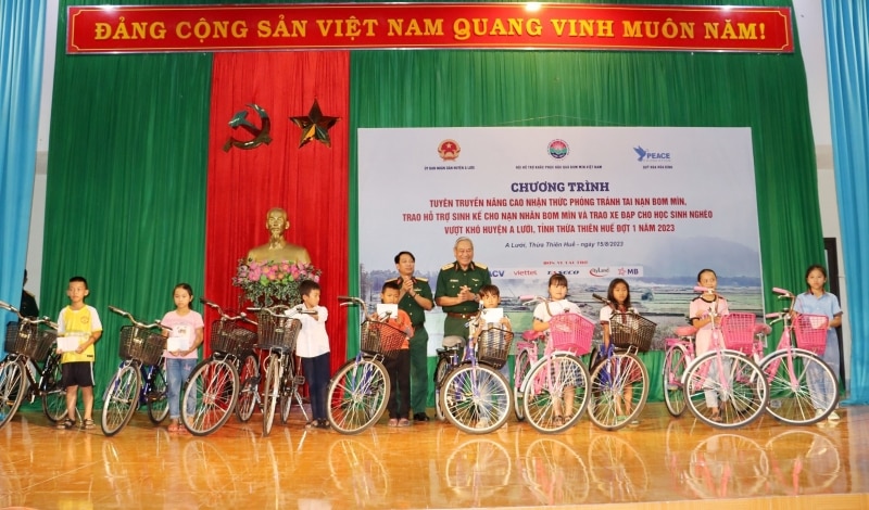 Trao tặng xe đạp cho học sinh có hoàn cảnh khó khăn tại huyện A Lưới, tỉnh Thừa Thiên Huế