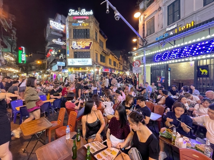 Khu vực phố Tạ Hiện - Lương Ngọc Quyến đông đúc bạn trẻ đổ về vui chơi buổi tối. Ảnh: Giang Huy