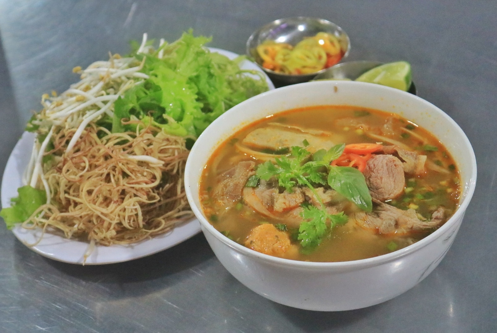 9 món ăn phổ biến nhất Việt Nam theo bình chọn của báo nước ngoài - Ảnh 4.