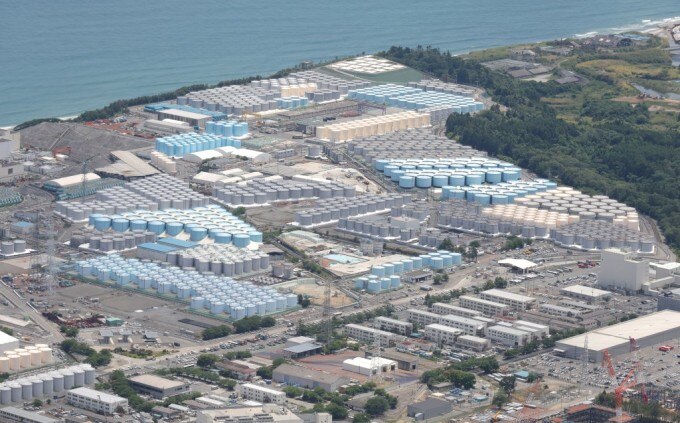 Các bể chứa nước thải hạt nhân tại nhà máy Fukushima nhìn từ trên cao, ngày 31/5. Ảnh: AFP