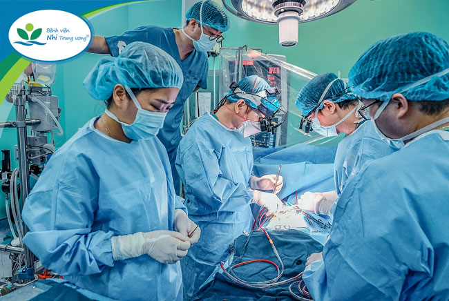 Các bác sĩ đang thực hiện ca phẫu thuật tim ít xâm lấn thứ 700 cho bệnh nhi mắc tứ chứng Fallot (Ảnh benhviennhitrunguong).