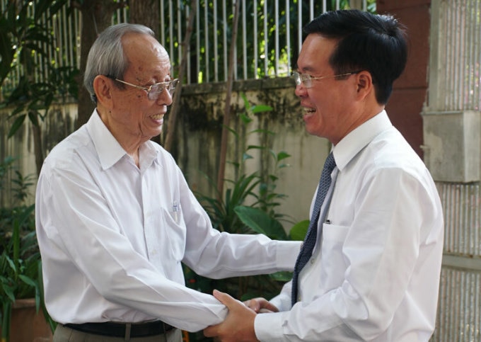 GS Trần Hồng Quân (trái) tiếp ông Võ Văn Thưởng đến thăm nhân dịp ngày Nhà giáo Việt Nam năm 2019. Ảnh:Mạnh Tùng.