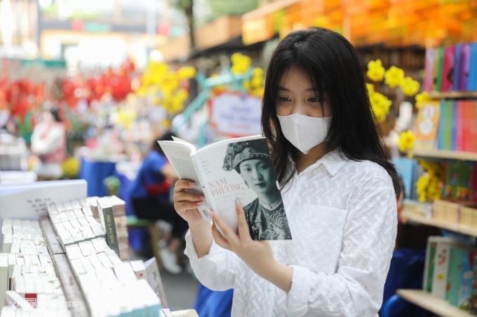 Một nữ sinh đọc cuốn sách lịch sử về nhân vật Nam Phương Hoàng hậu tại đường sách Nguyễn Văn Bình, năm 2022. Ảnh: Quỳnh Trần