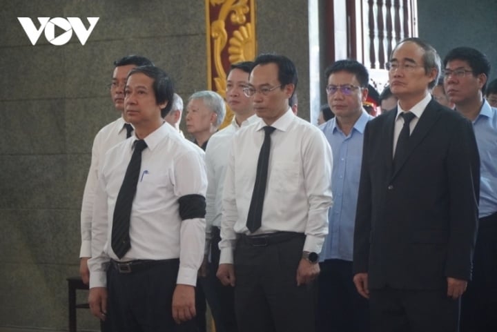 Đến viếng, chia buồn với gia đình GS.TS Trần Hồng Quân có đoàn Bộ GD-ĐT do Bộ trưởng Nguyễn Kim Sơn dẫn đầu.