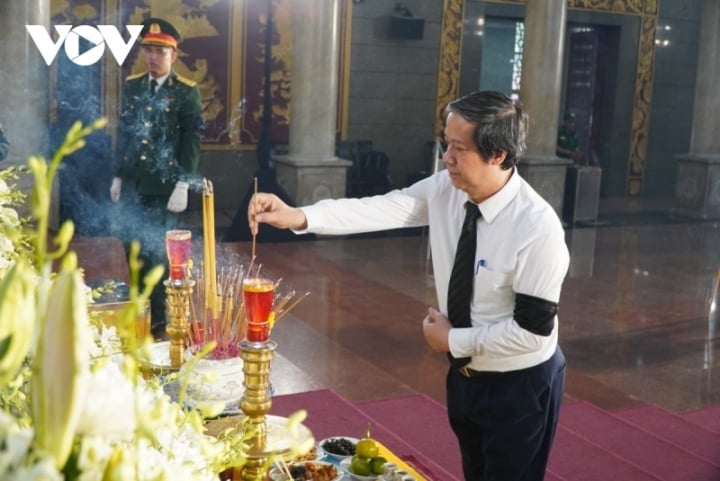 Bộ trưởng GD-ĐT Nguyễn Kim Sơn dâng hương.
