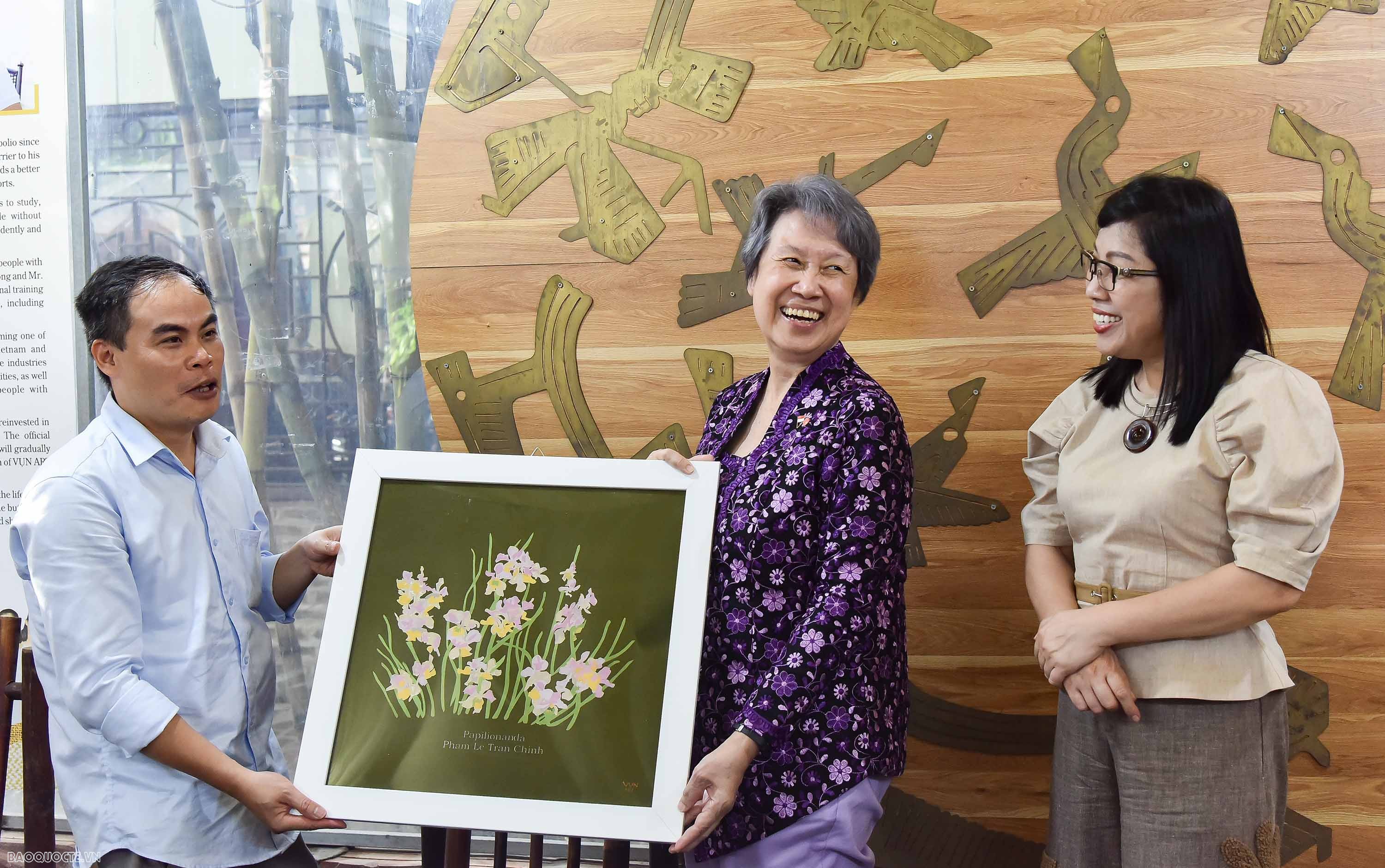 Phu nhân Thủ tướng Việt Nam và Singapore ghép tranh vải về hình ảnh đặc trưng của hai nước