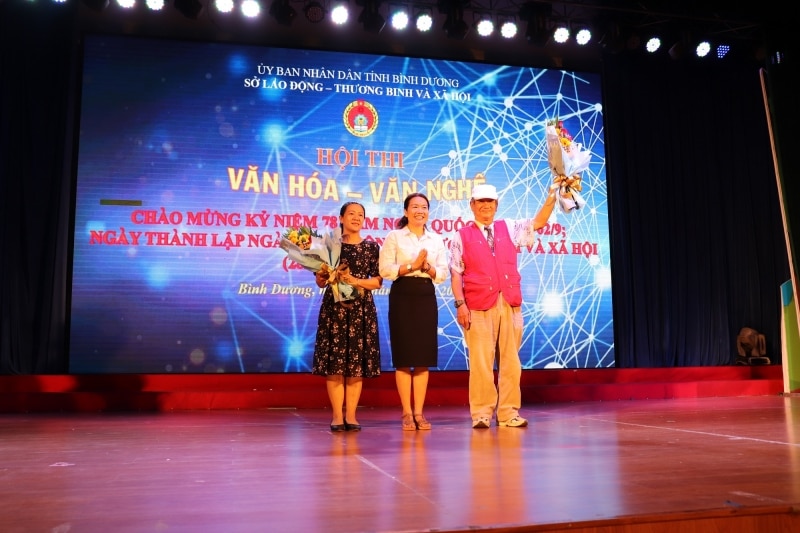 Bà Nguyễn Ngọc Hằng –PGĐ Sở LĐ-TB&XH tặng hoa cho ban giám khảo hội thi.