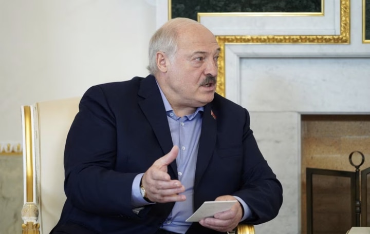 Tổng thống Belarus Alexander Lukashenko tham dự cuộc gặp với Tổng thống Nga Vladimir Putin tại St Petersburg ngày 23/7. (Ảnh: Reuters)
