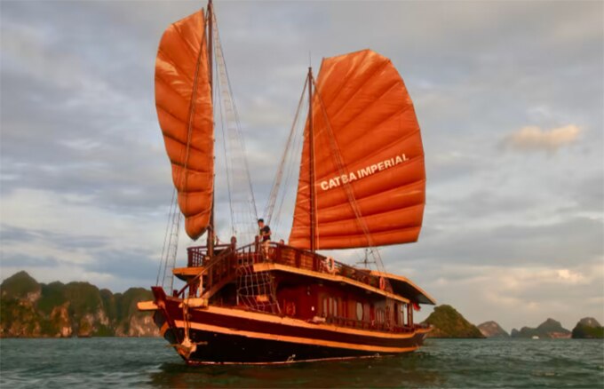 Một chiếc tàu gỗ có buồm di chuyển trên vịnh Hạ Long. Ảnh: Nikkei Asia