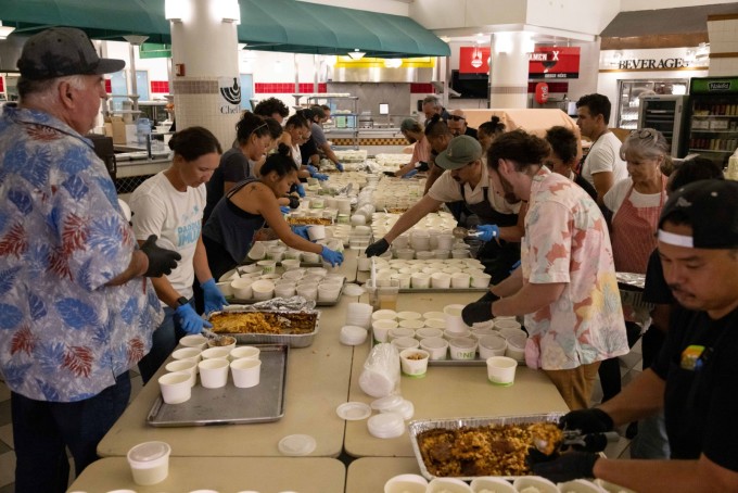 Tình nguyện viên chuẩn bị suất ăn miễn phí tặng các gia đình bị cháy rừng ở Hawaii ảnh hưởng trong bếp của đại học Hawaii ở miền trung Maui ngày 13/8. Ảnh: AFP