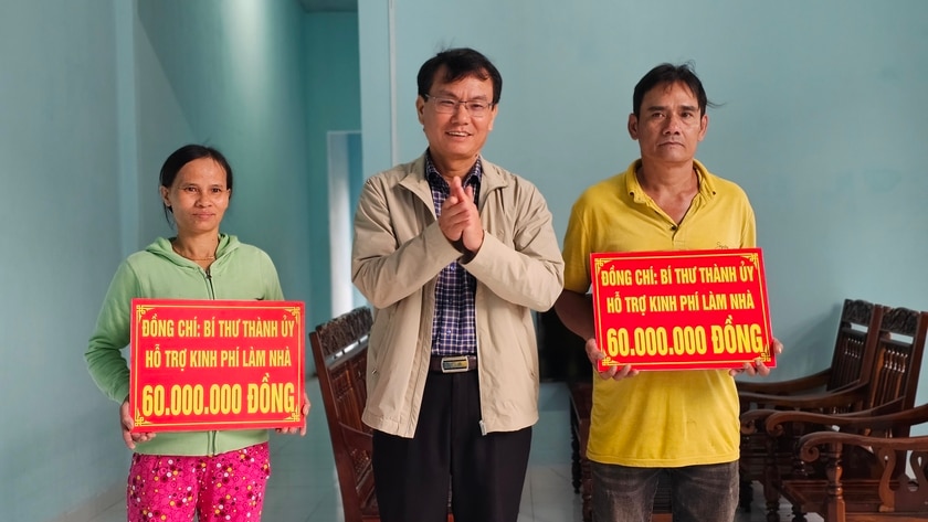 Bí thư Thành ủy Pleiku Trịnh Duy Thuân hỗ trợ 120 triệu đồng xây 2 ngôi nhà cho hộ nghèo ảnh 1