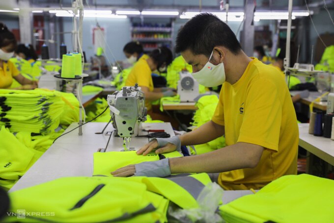 Công nhân làm việc tại xưởng Công ty may mặc Dony (quận Tân Bình, TP HCM), tháng 10/2021. Ảnh: Quỳnh Trần