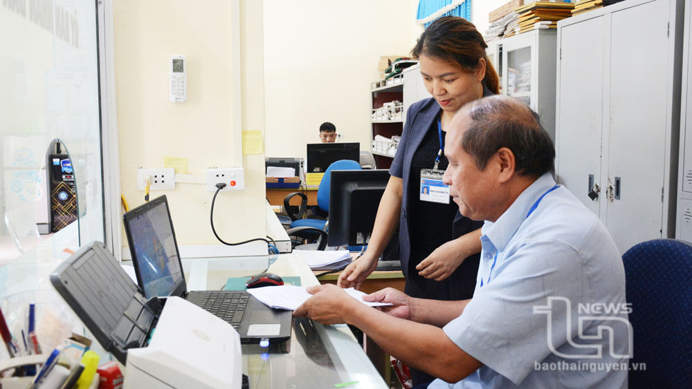 Cán bộ, công chức xã Cúc Đường (Võ Nhai) rà soát các hồ sơ chứng thực điện tử.
