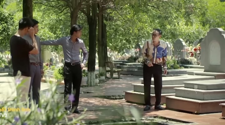 Các anh em đưa Công đi chọn vị trí đặt mộ với sự tư vấn nhiệt tình của nhân viên nghĩa trang do Thái Sơn thủ vai.