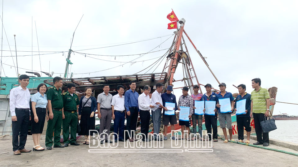 Lực lượng chức năng của tỉnh phối hợp với Ban quản lý Cảng cá Nam Định phát tài liệu tuyên truyền, hướng dẫn ngư dân thực hiện nghiêm các quy định khi khai thác thuỷ sản trên biển.