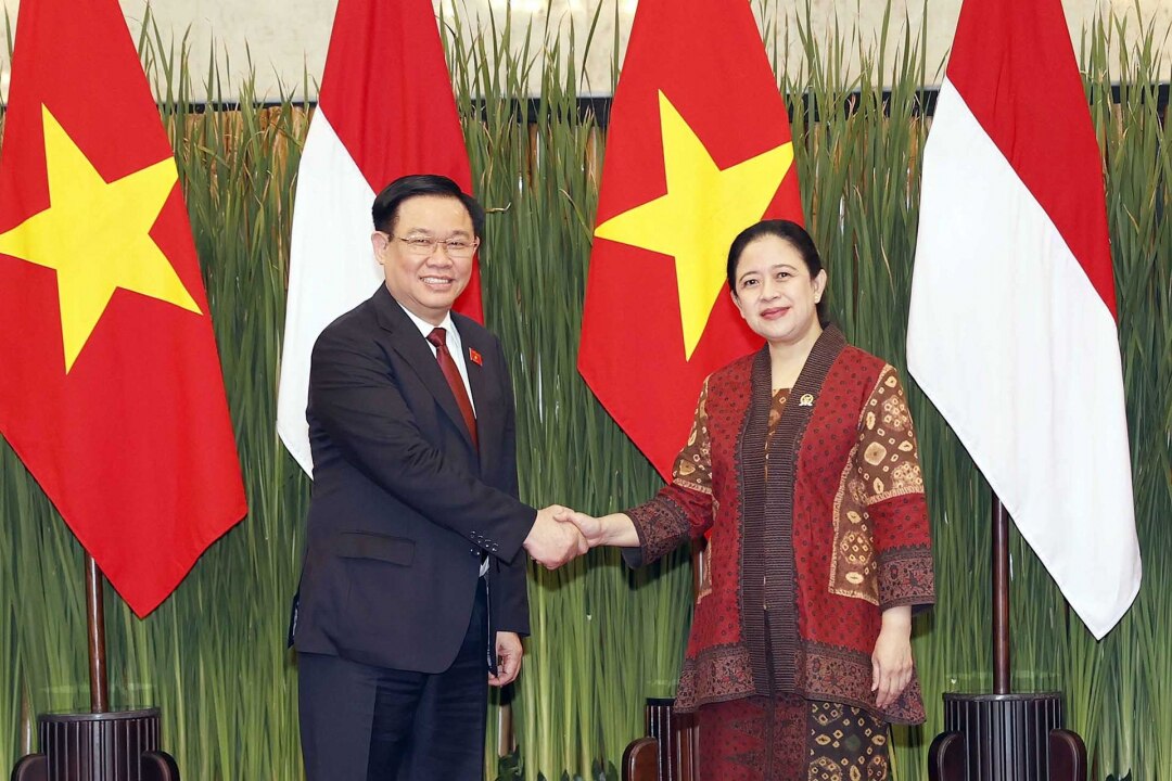 Chủ tịch Quốc hội Vương Đình Huệ và Chủ tịch Hạ viện Indonesia Puan Maharani. Ảnh: TTXVN
