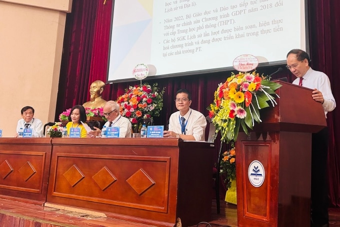 GS Đỗ Thanh Bình (đứng) đang chia sẻ quan điểm về chương trình, sách giáo khoa mới về môn Lịch sử, sáng 26/8. Ảnh: HNUE