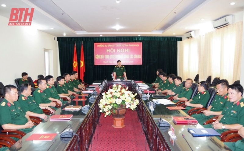 Đảng ủy Quân sự tỉnh Thanh Hóa trao quyết định về công tác cán bộ