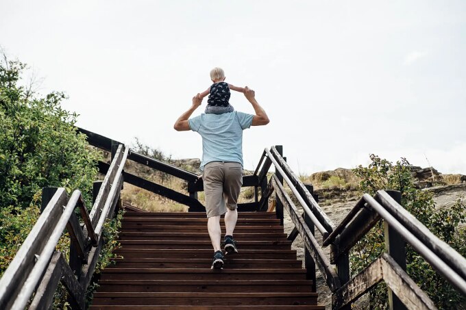Leo cầu thang bộ là một trong những cách giúp tăng cường độ vận động, từ đó nâng cao tuổi thọ. Ảnh: Canva