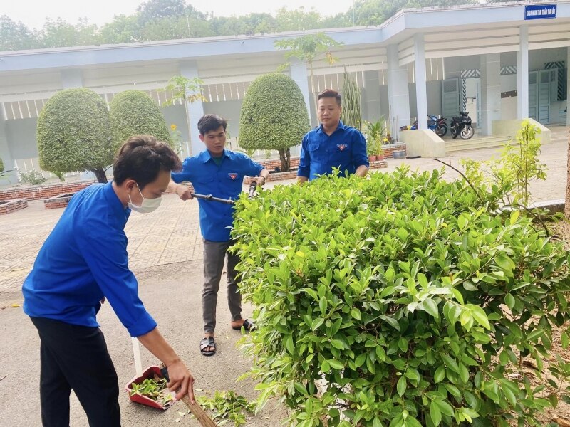 Cán bộ, nhân viên của Trung tâm Điều dưỡng tâm thần Tân Định đang chăm sóc cây xanh.