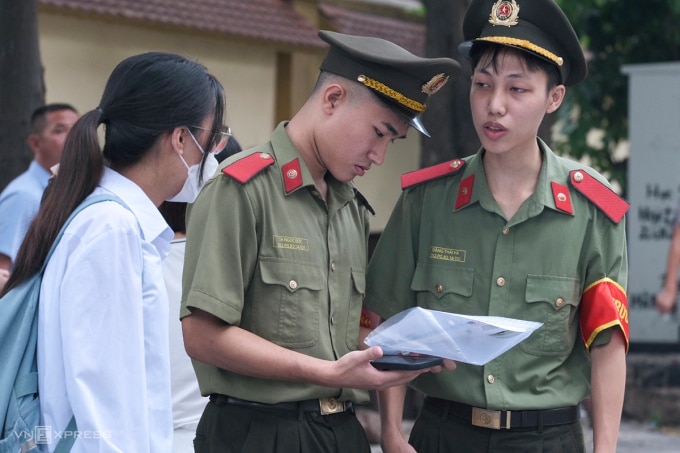 Học viên Học viện An ninh nhân dân hỗ trợ thí sinh trong kỳ thi đánh giá của Bộ Công an, hôm 3/7. Ảnh: Dương Tâm