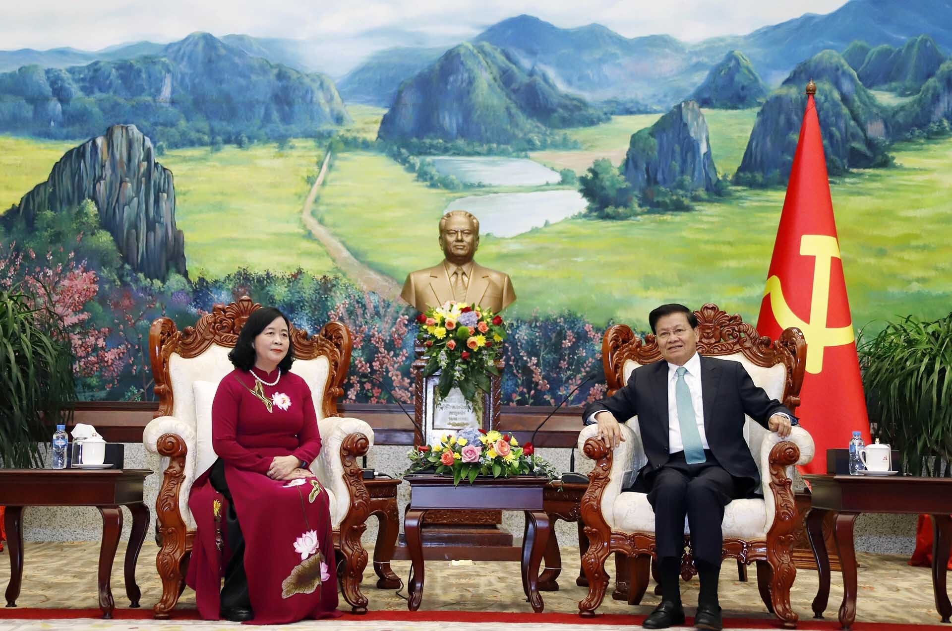 Tổng Bí thư, Chủ tịch nước Lào Thongloun Sisoulith tiếp đồng chí Bùi Thị Minh Hoài. (Nguồn: TTXVN)
