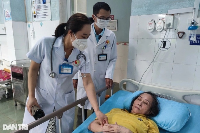 Gia Lai: Bác sỹ bệnh viện tỉnh lũ lượt nghỉ việc vì chế độ... đói - 2