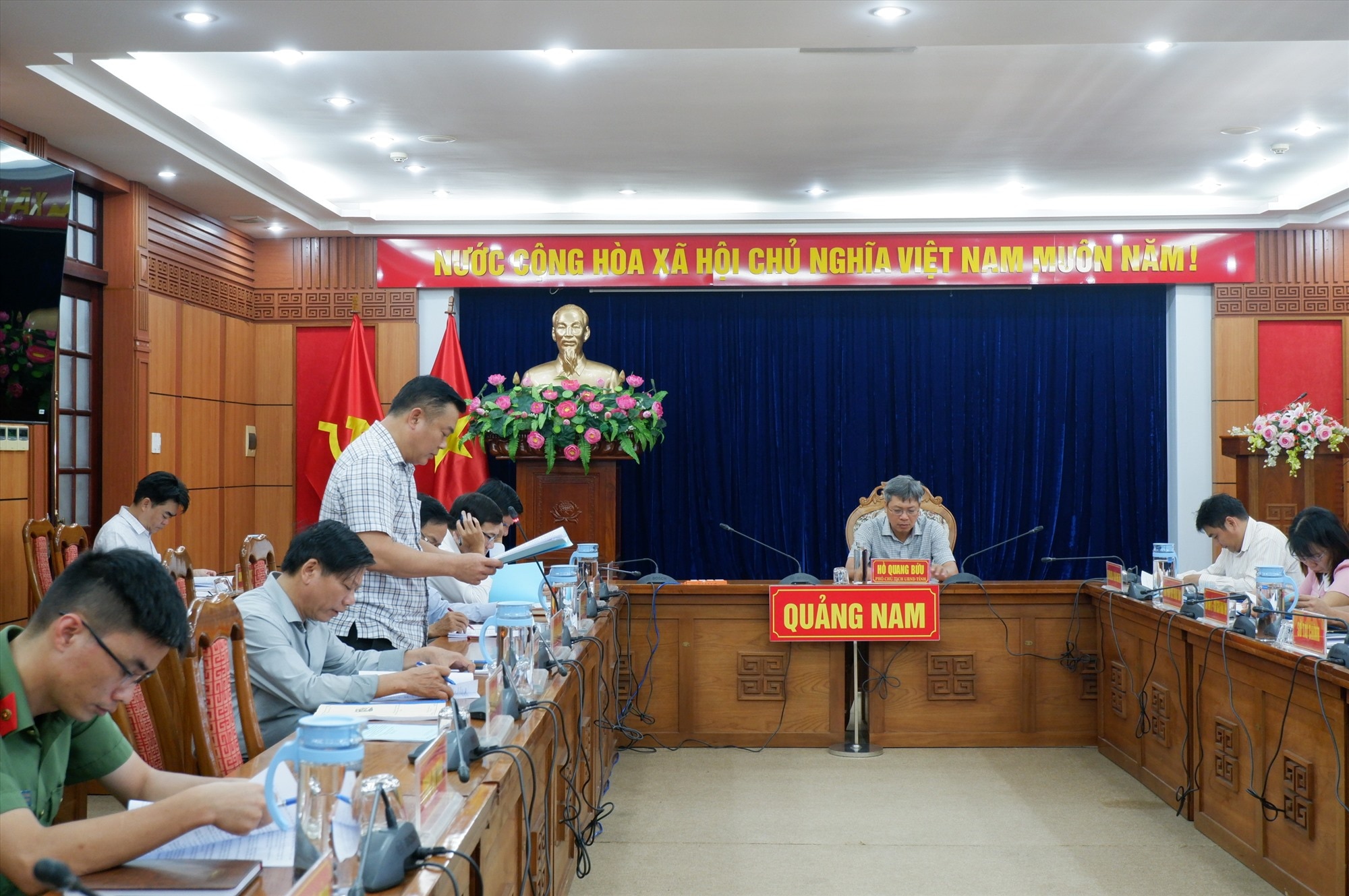 Phó Chủ tịch UBND tỉnh Hồ Quang Bửu chủ trì cuộc làm việc. Ảnh: X.H