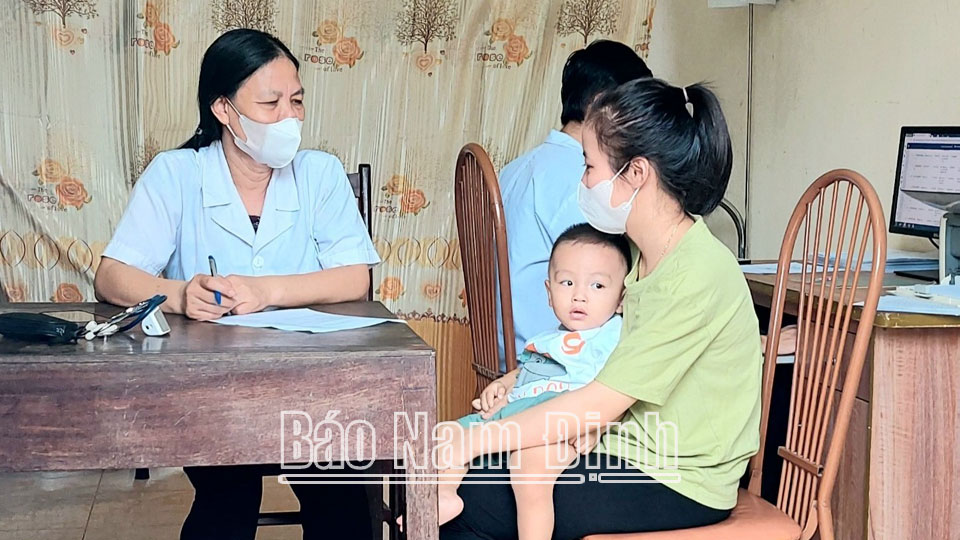 Kiểm tra sức khỏe định kỳ cho trẻ nhỏ tại Trạm y tế xã Hiển Khánh.