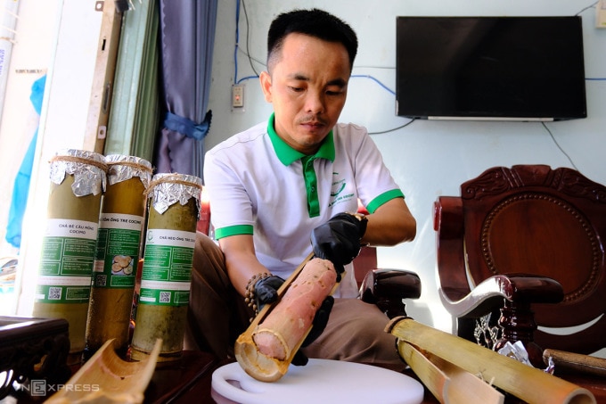 Anh Trương Thanh Hiên với sản phẩm chả ống tre do mình làm ra. Ảnh: Nguyễn Đông