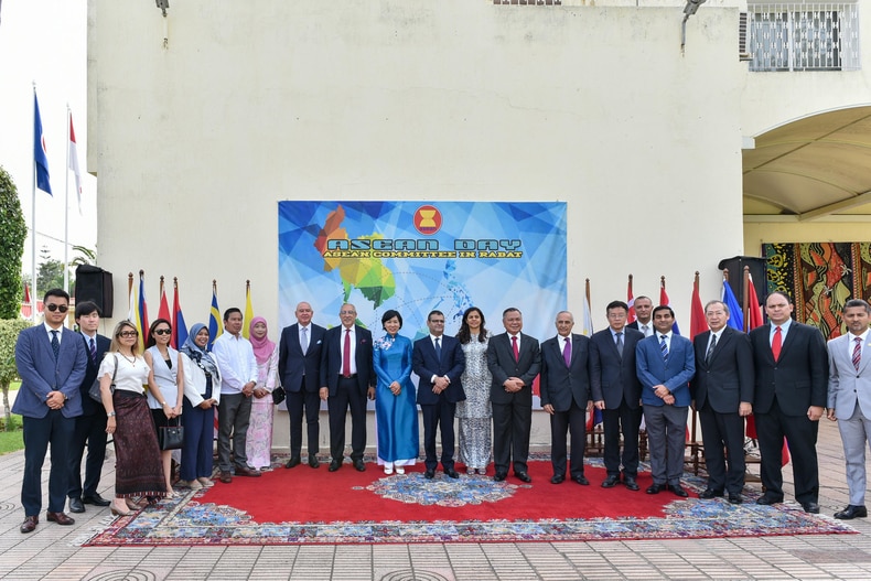 Đại sứ Đặng Thị Thu Hà đón tiếp các đại biểu tham dự buổi lễ.

