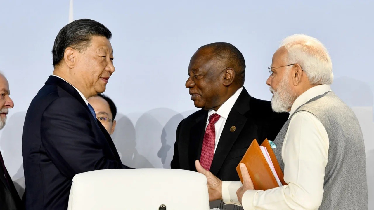 Chủ tịch Trung Quốc Tập Cận Bình (trái) và Thủ tướng Ấn Độ Narendra Modi tại Hội nghị thượng đỉnh BRICS ở Johannesburg, Nam Phi, ngày 24/8. (Nguồn: Getty)