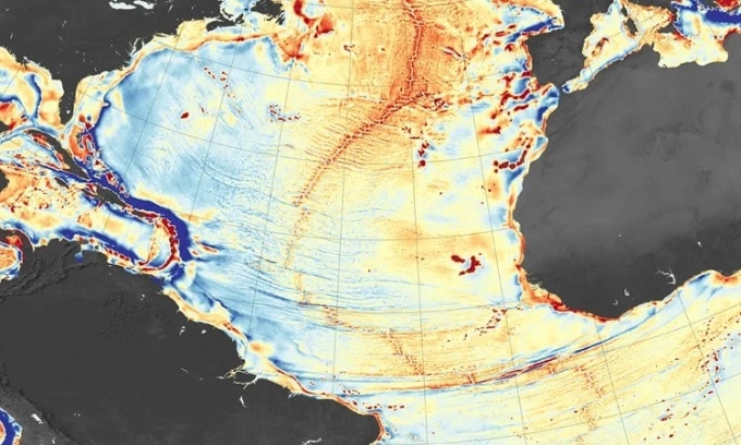 Sống núi giữa Đại Tây Dương (màu cam đậm) trong bản đồ đo sâu từ Đài quan sát Trái Đất của NASA. Ảnh: NASA