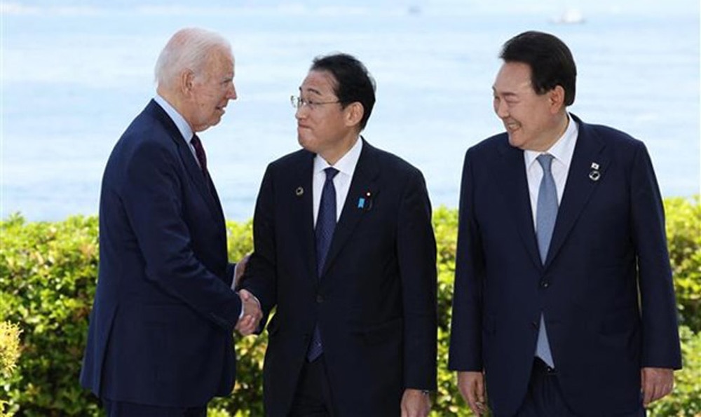 Tổng thống Mỹ Joe Biden, Tổng thống Hàn Quốc Yoon Suk Yeol và Thủ tướng Nhật Bản Fumio Kishida tại cuộc gặp bên lề Hội nghị Thượng đỉnh G7 ở Hiroshima (Nhật Bản), ngày 21/5/2023