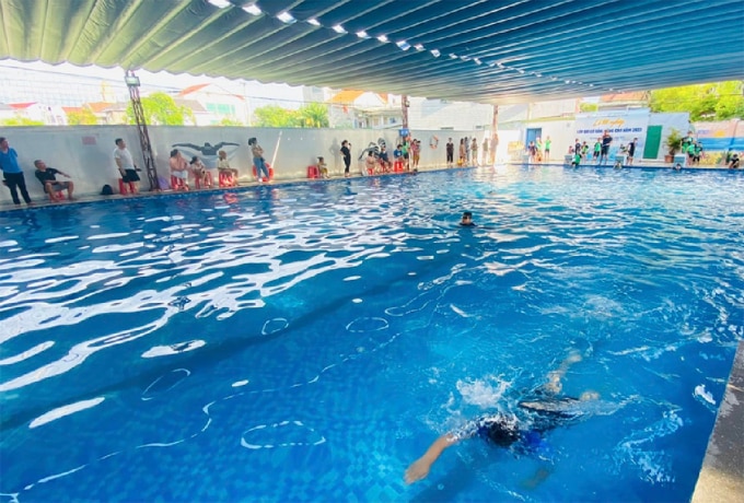 Bể bơi tại trường THPT Nguyễn Trường Tộ rộng hàng trăm mét vuông. Ảnh: Hùng Lê
