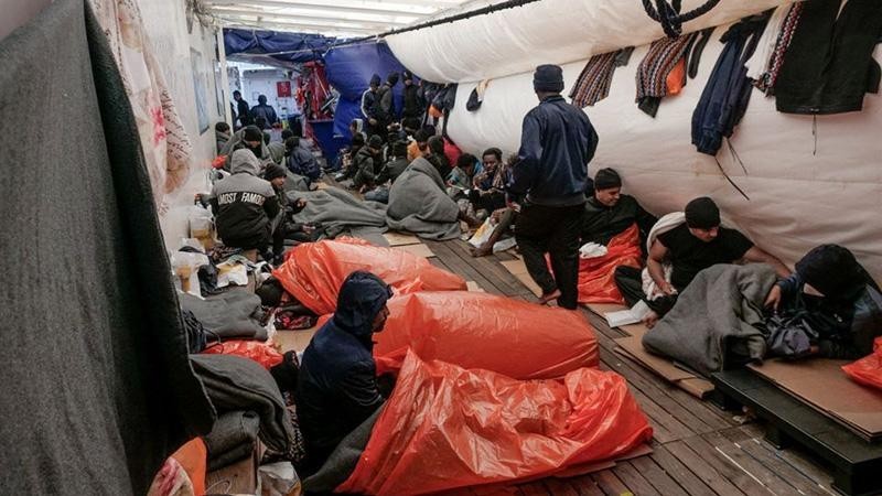 Người di cư ngủ trên boong của tàu cứu hộ “Ocean Viking” trên biển Địa Trung Hải ngày 6-11-2022.
Ảnh: SOS Mediterranee/ Reuters