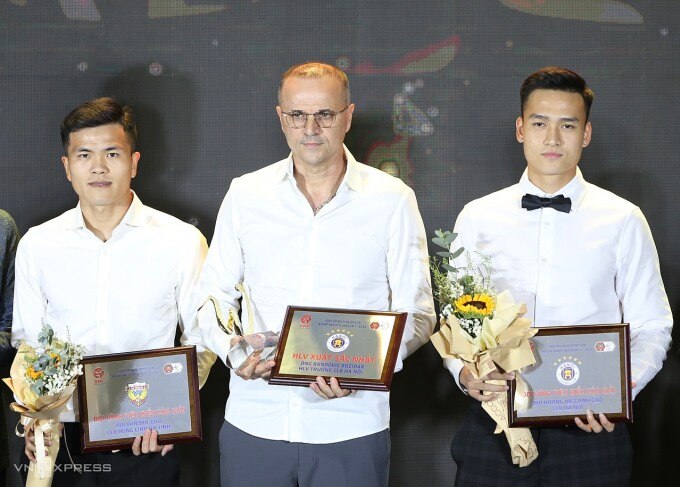 HLV Bandovic (giữa) nhận giải HLV xuất sắc V-League 2023. Ảnh: Hiếu Lương