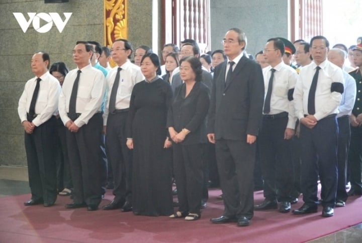 Đoàn lãnh đạo, nguyên lãnh đạo Đảng, Nhà nước, Bộ GD-ĐT, TP.HCM đã đến viếng, chia buồn với gia đình GS.TS Trần Hồng Quân.