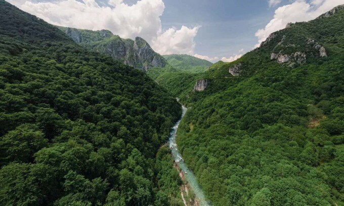 Sông Neretva chảy qua hẻm núi phủ đầy cây xanh ở Bosnia và Herzegovina. Ảnh: Joshua D. Lim