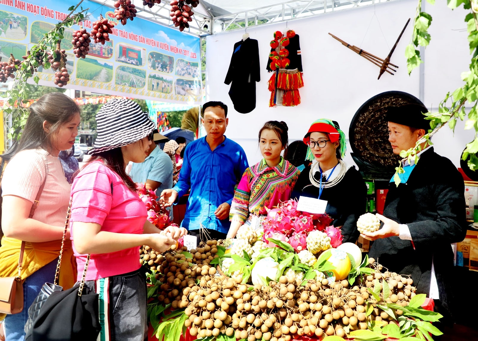Các sản phẩm nông nghiệp tiêu biểu của tỉnh được trưng bày và tiêu thụ tại thành phố Hà Giang.
