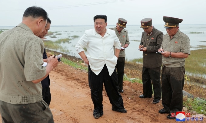 Ảnh do KCNA công bố hôm 21/8 cho thấy lãnh đạo Triều Tiên Kim Jong-un cùng các quan chức đi thị sát ở tỉnh Nam Pyongan. Ảnh: KCNA