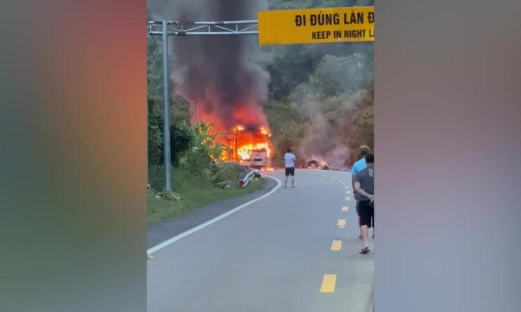 Ôtô chở 22 người cháy trơ khung trên đèo Khánh Lê