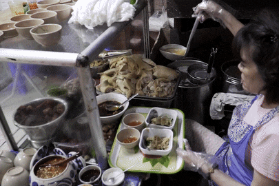 Quán phở gà chấm trong ngõ nhỏ độc nhất Hà Nội, hơn 30 năm lúc nào cũng đông kín