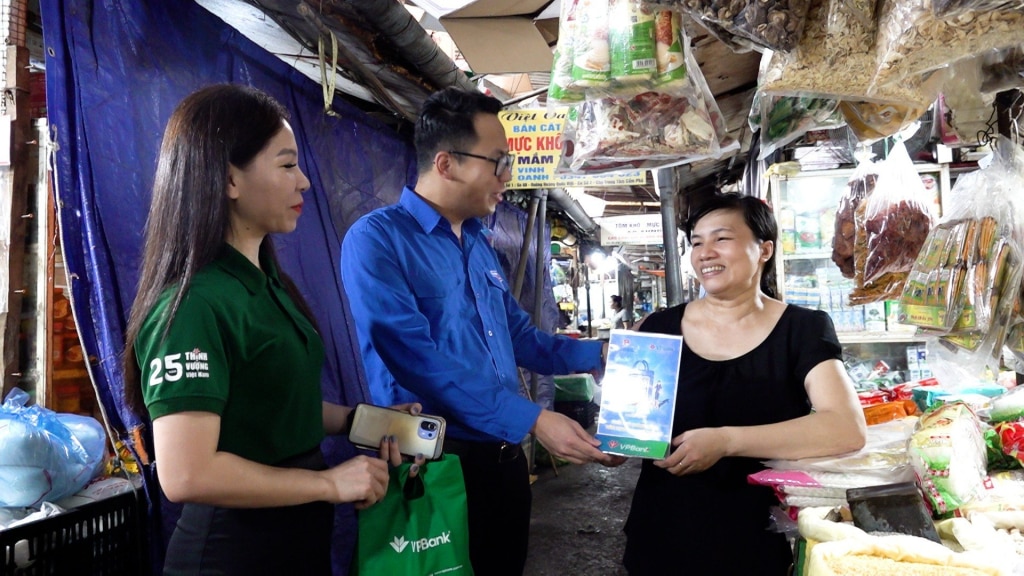 ĐVTN trao mã quét QR Code cho tiểu thương chợ Trung tâm Cẩm Phả.
