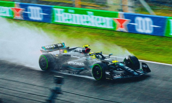Chiếc W14 của Hamilton chạy trên đường đua sũng nước ở Zandvoort trong cuộc đua chính Grand Prix Hà Lan ngày 26/8. Ảnh: X / Lewis Hamilton