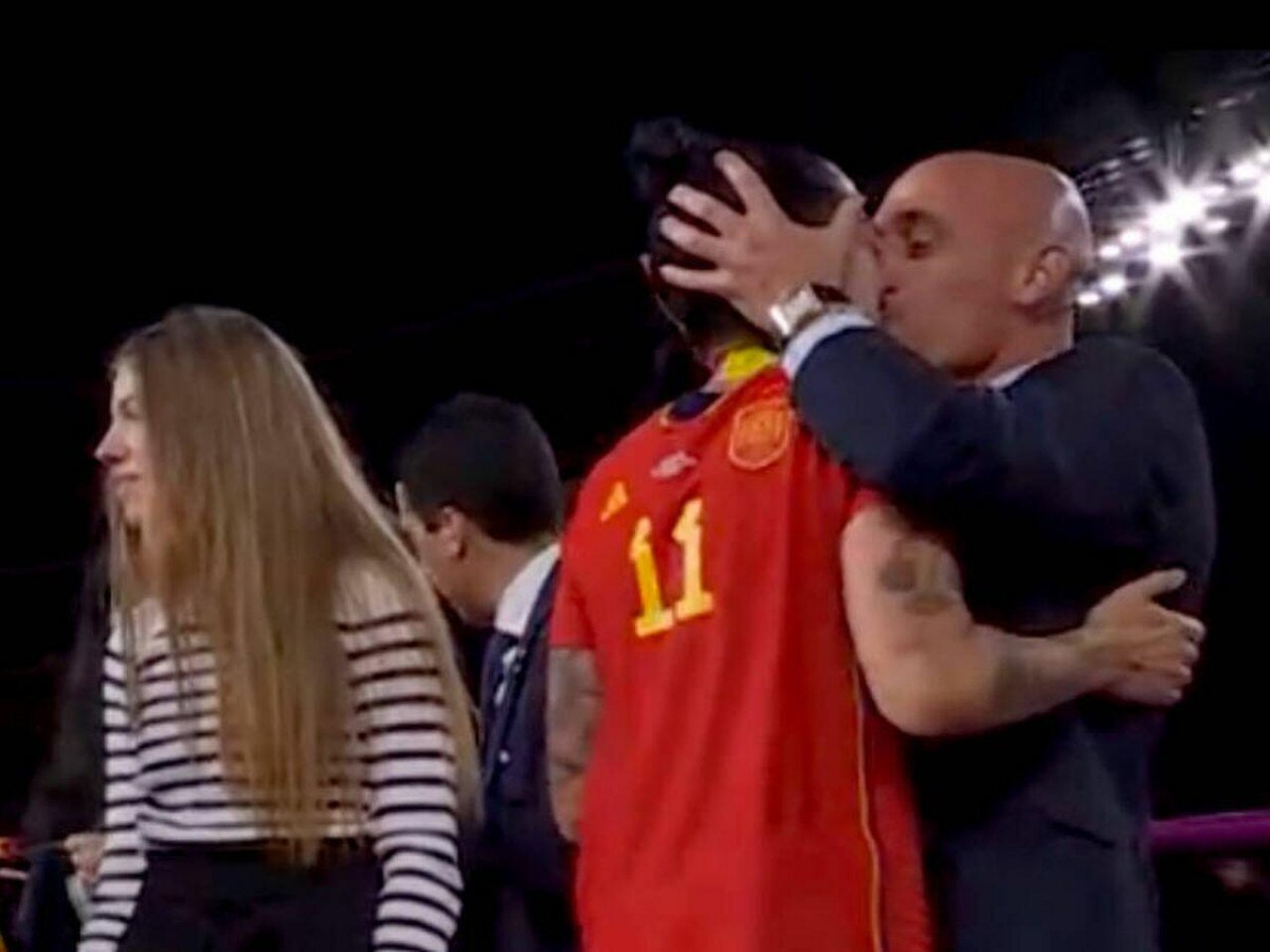 "sếp lớn" bóng đá tây ban nha sắp bay ghế vì nụ hôn gây phẫn nộ ở world cup